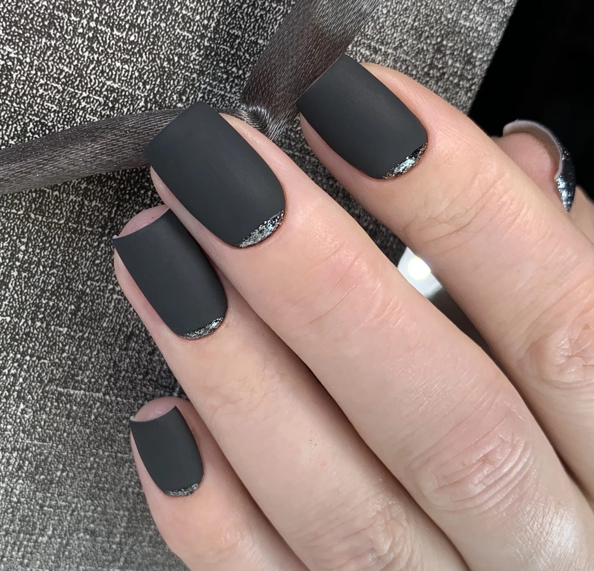 Стильный черный маникюр. Элегантный матовый. Элегантный матовый. Матовые ногти. Коричневые матовые ногти.
