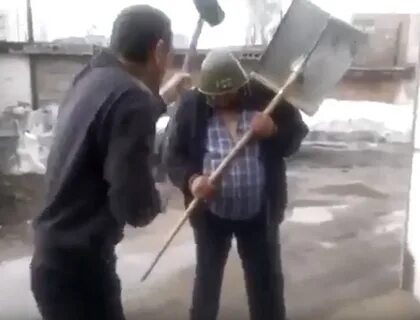 Мужика бьют кувалдой