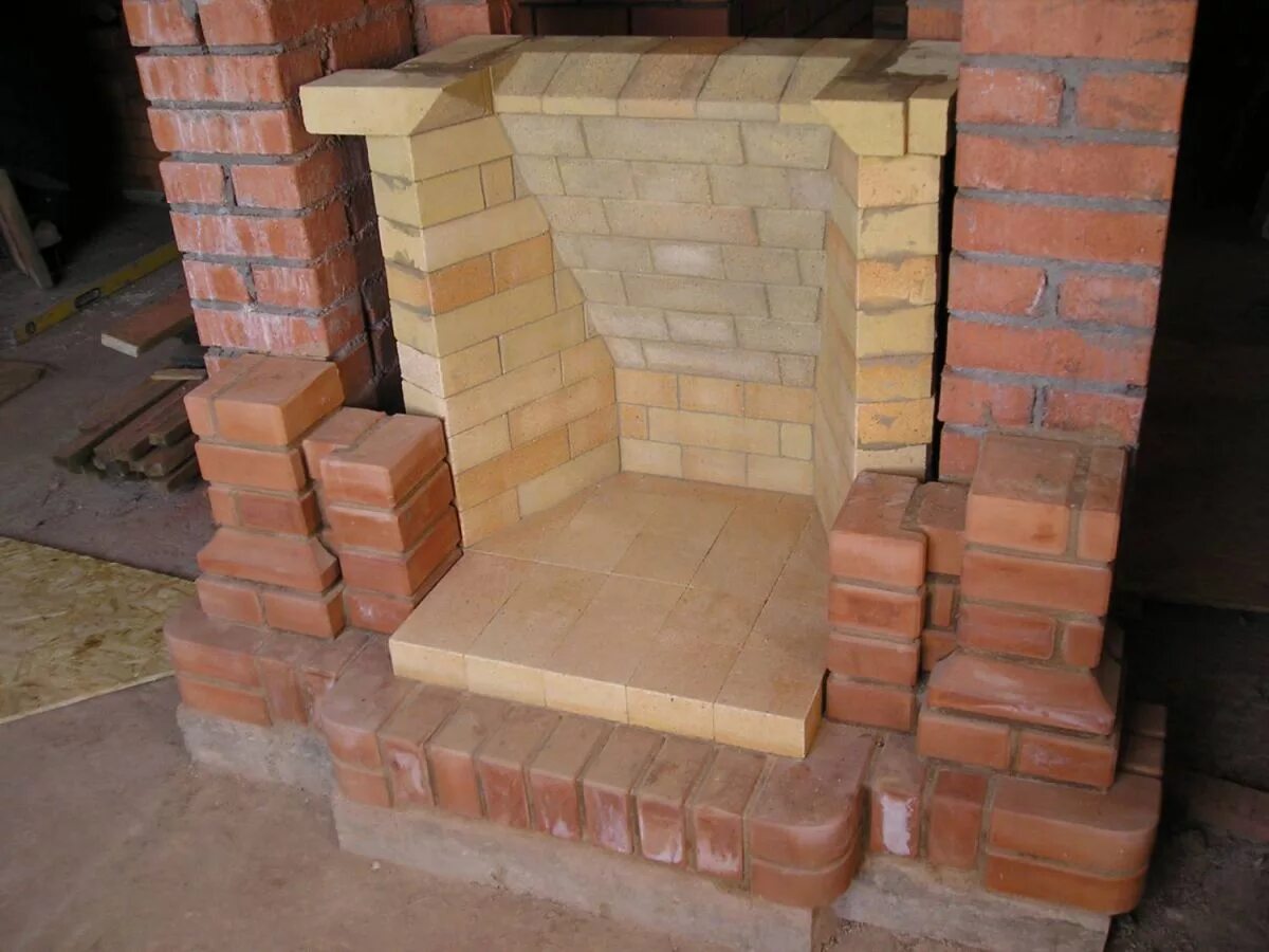 Кирпич для кладки печей. Кладка топки печи. Кирпич для внутренней обкладки стальной печки. Футеровка топки кирпичной печи. Какой кирпич для печи.