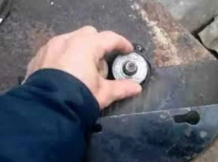 Как открутить гайку триммера How to Replace the Guard Assembly on a Black and Decker CST1200 String Trimmer (