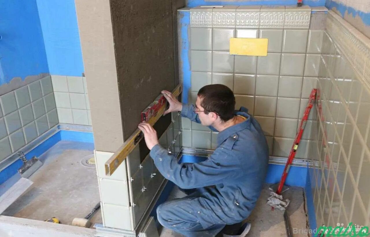 Профессия облицовщик плиточник. Облицовщик-плиточник. Мастер плиточник недорого. Укладка кафеля. Кладка плитки.