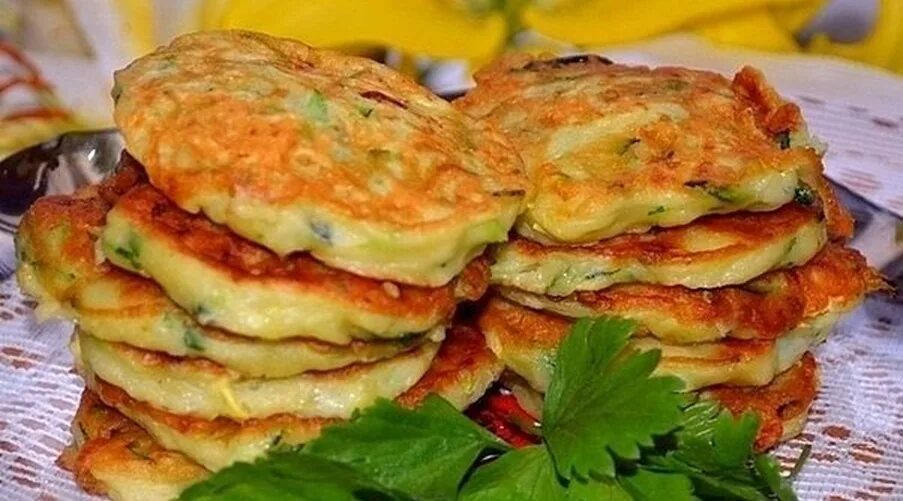 Оладьи из патиссонов рецепт пышные на сковороде. Блюда из кабачков. оладушки из кабачков. драники из кабачков с семгой. оладьи из кабачков с форелью.