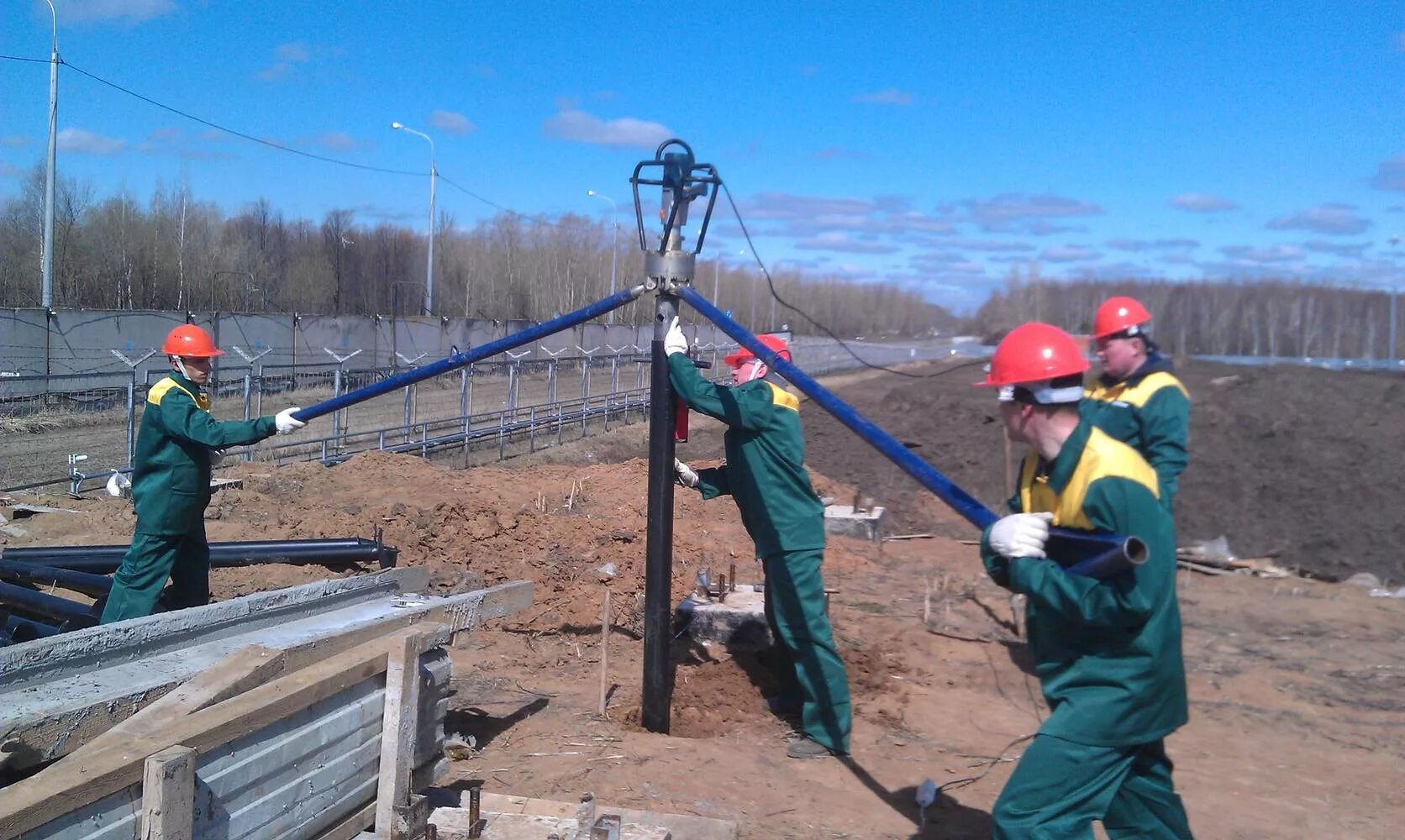 Вкручивание свай. Технология вкручивания свай. Вкручивание свай. Оборудование для монтажа винтовых свай. Вкручивание свай.