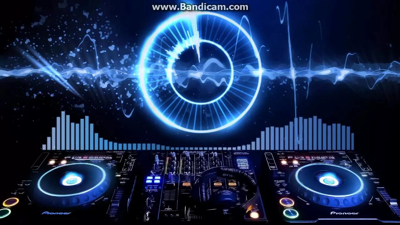 Особенности транс музыки. Танцующая девушка в наушниках. Космическое пианино. Новая реклама мегафон. Поют звуки мечты.