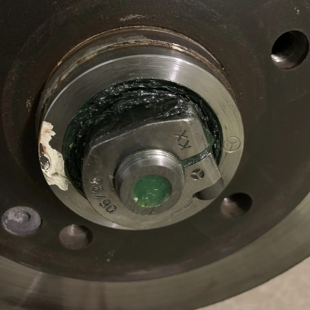 Затяжка ступичного подшипника камаз. Отрегулировать подшипники ступицы переднего колеса мтз 80. Регулировка ступичного подшипника. Регулировка подшипников ступиц колес уаз. Регулировка подшипников ступиц передних колёс трактора мтз-80.