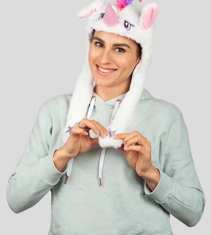 Шапочка с ушками. Шапка с ушами зайца. Шапка с кроличьими ушками. Шапка которая двигает ушами. Шапка с поднимающимися ушами.