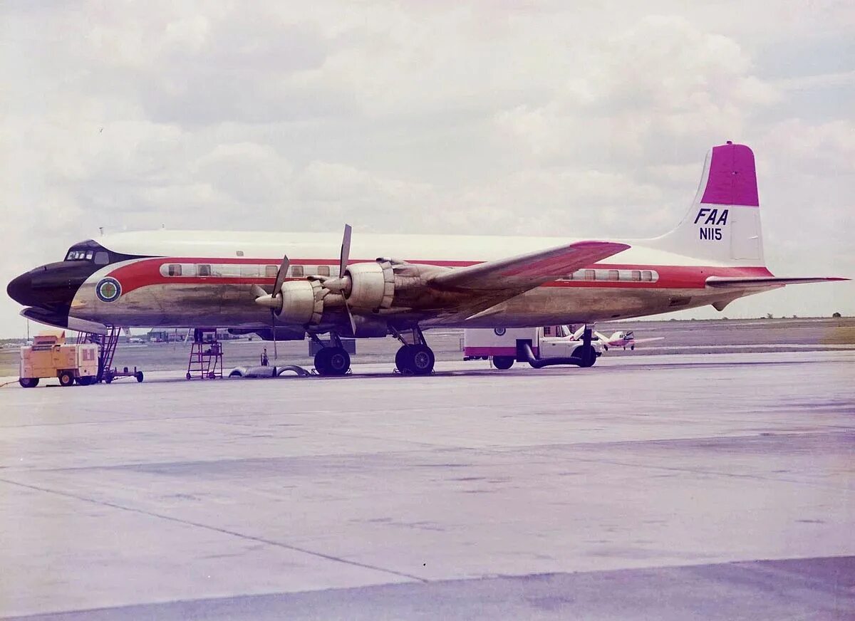Dc 7.4. Douglas DC-7b. DC-7 самолет. DC-7. Douglas DC-6.