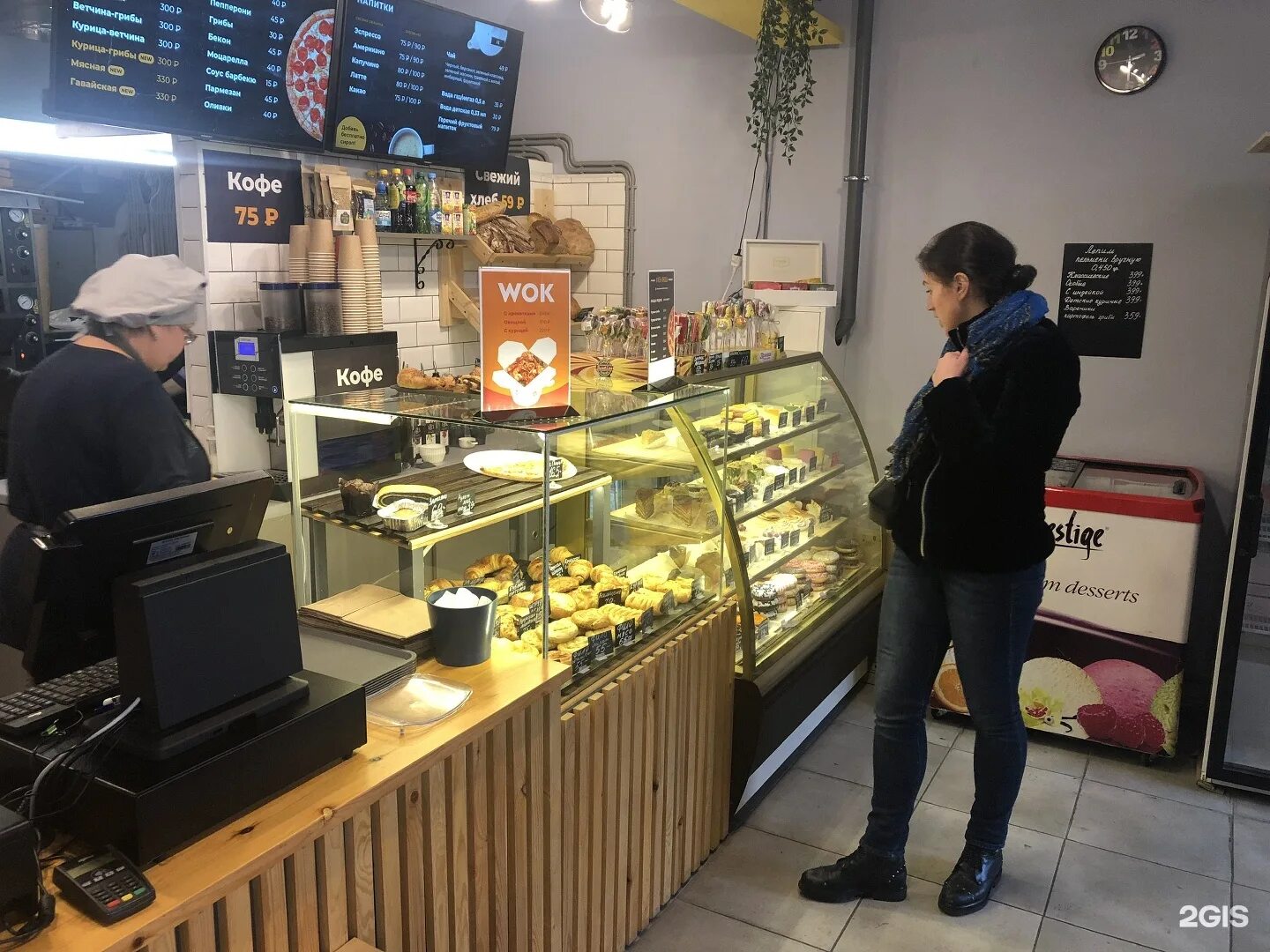 Покупатели в пекарне. Работа продавец хлеба. Хлеб пекарня. Люди в пекарне. Продавец-кассир хлебобулочных и кондитерских изделий.