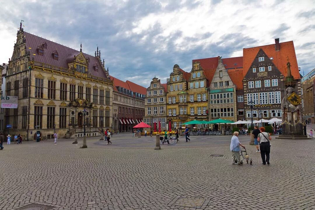 Бремени город где. Рыночная площадь Bremen. Бремен рыночная площадь с ратушей. Город Бремен площадь. Ратушная площадь города Бремен.