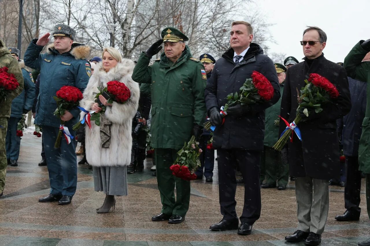 Умер спасавший людей в крокусе. Генерал МЧС Зиничев. Памятник Евгению Зиничеву в Москве. Москва памятник министру МЧС.