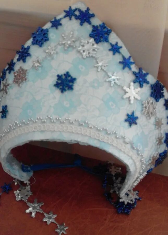 Шаблон снегурочки для украшения пайетками. Корона снежинки из паеток. Украшение для снегурочки своими руками. Украшение для снегурочки своими руками. Шапочка снегурочки своими руками.