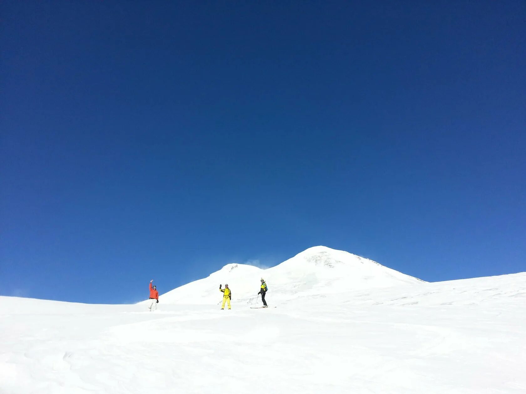 Обзор эльбрус. Эльбрус горнолыжка. Эльбрус горнолыжный комплекс. Эльбрус 2024 горнолыжка. Горнолыжники на Эльбрусе.