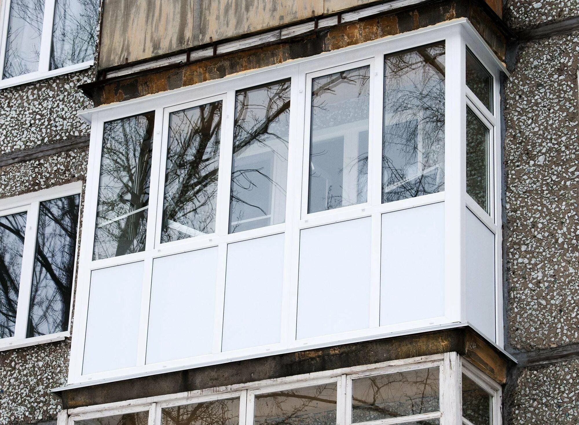 Остекление балконов ижевск. Пластиковый балкон. Металлопластиковый балкон. Пластиковое остекление балкона.