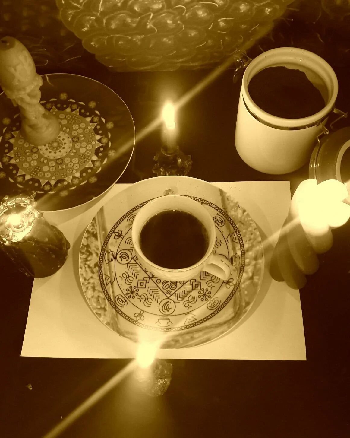 Картинки гадания на кофейной гуще. Таро кофейная Гуща. Кофейная чашка для гадания. Гадалка с кофе. Чашка кофе магия.