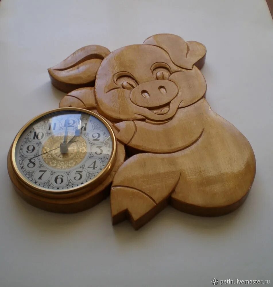 Часы свиньи. Часы настенные хрюшка. Циферблат для часов год свиньи. Поросенок из дерева. Свинья с часами.