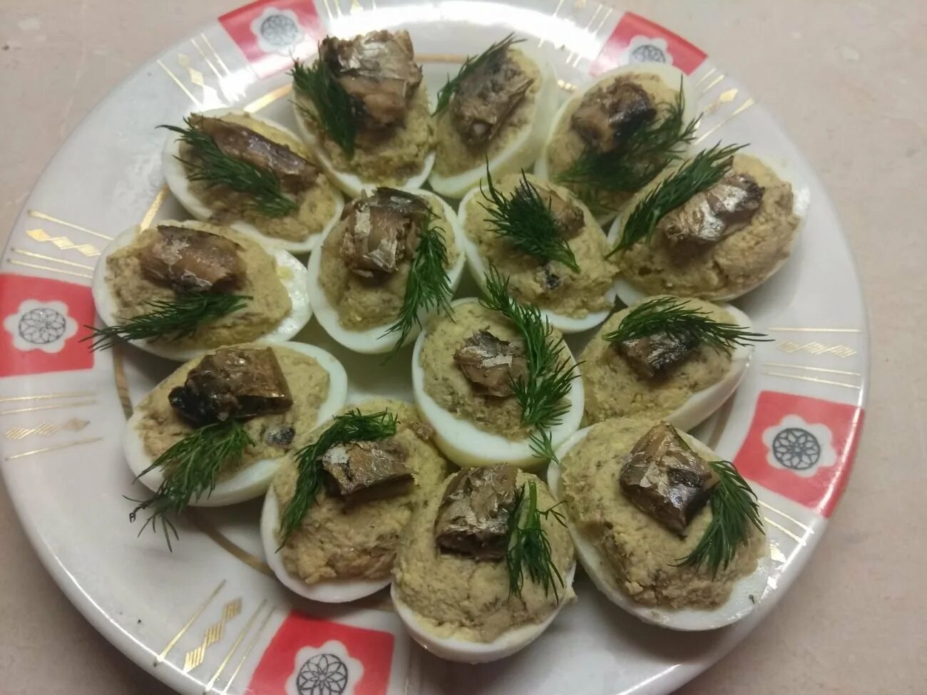 фаршированные яйца шпроты. закуска яйца фаршированные шпротами. яйца фаршированные шпротами. киви со шпротами. яйца фаршированные шпротами новогодняя закуска.