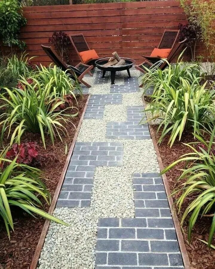 Укладка тротуарной плитки. Укладка тротуарной плитки. Обустройство двора в частном доме. Плитка для дорожек на даче. Садовые дорожки из плитки.