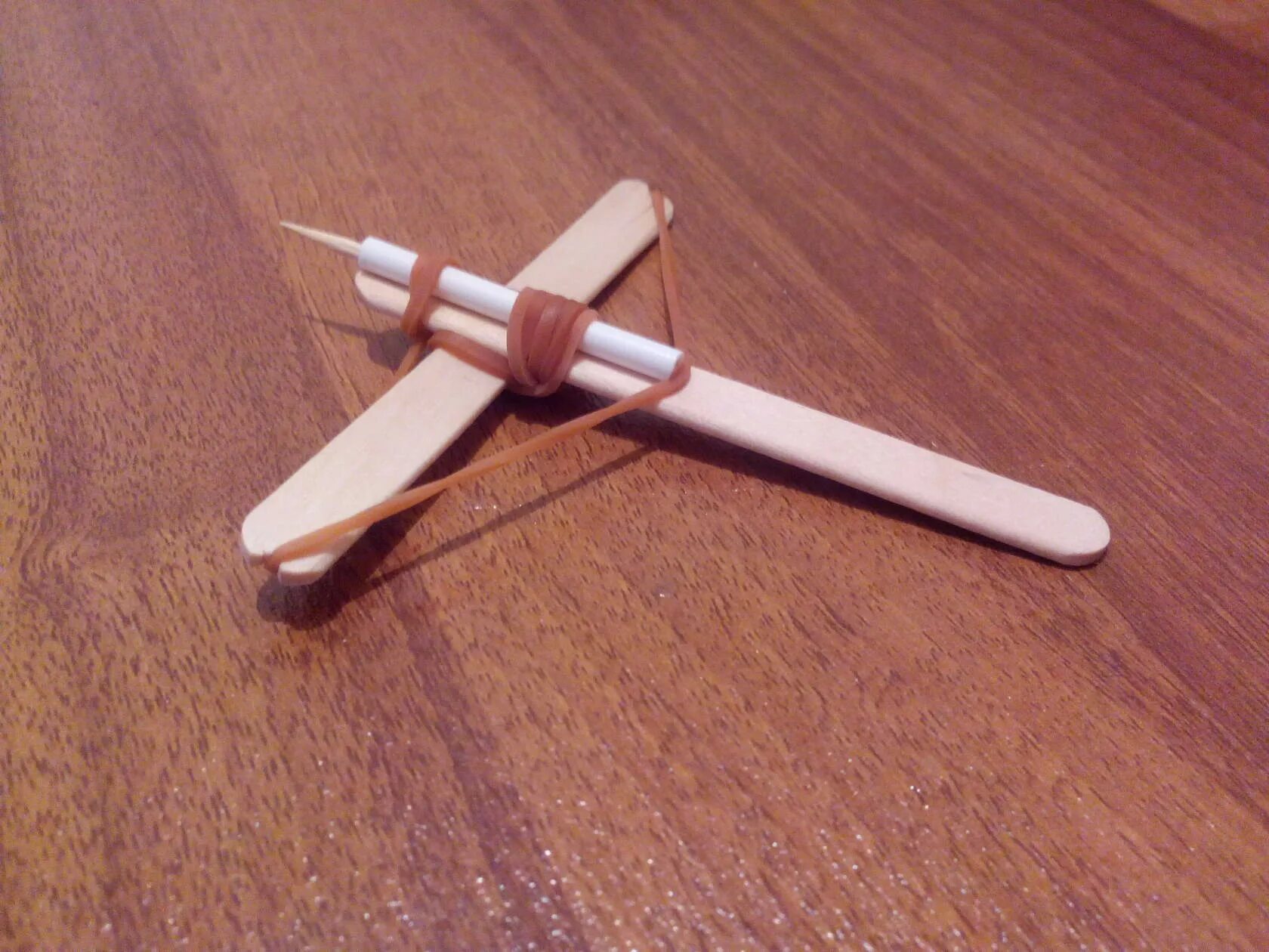 что можно сделать из палочек бумаги. оригинальные рамки для картин. подставка из деревянных палочек. конструкции из деревянных шпажек. плетение газетными палочками.