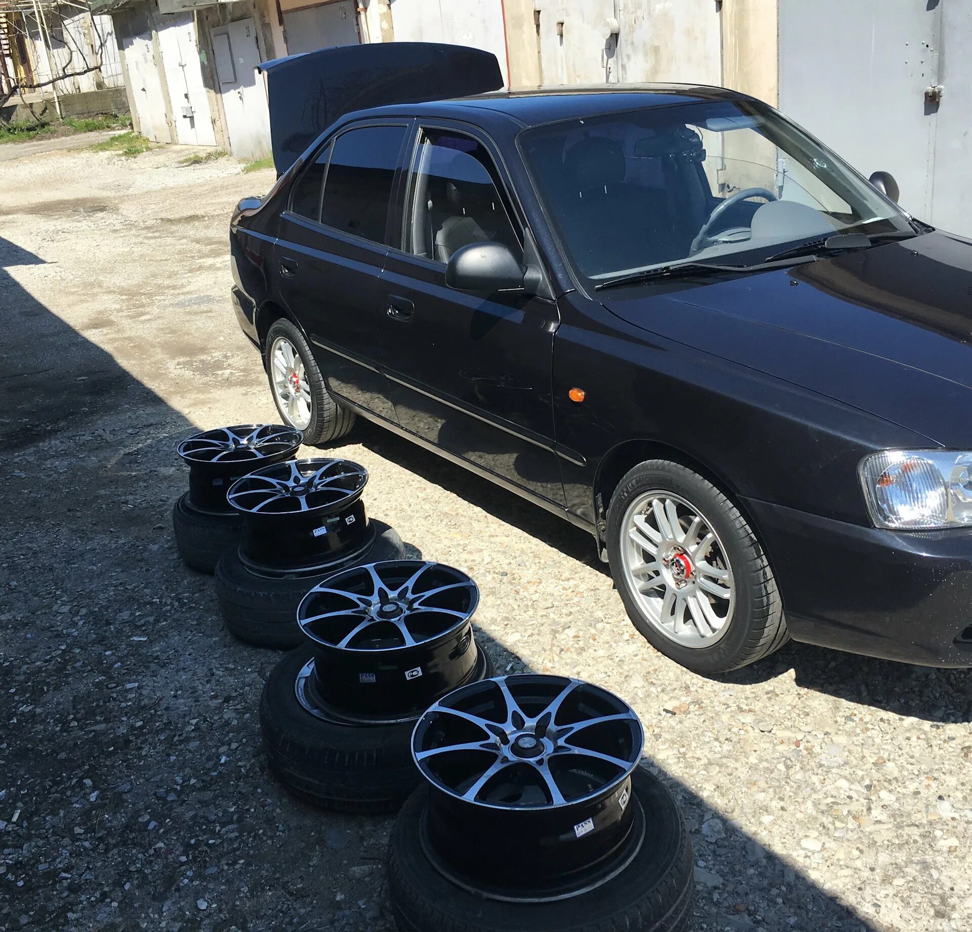 Accent диски. Хендай акцент на дисках r15. hyundai accent диски r15. хендай акцент r 15. черный акцент 195/50 r15.