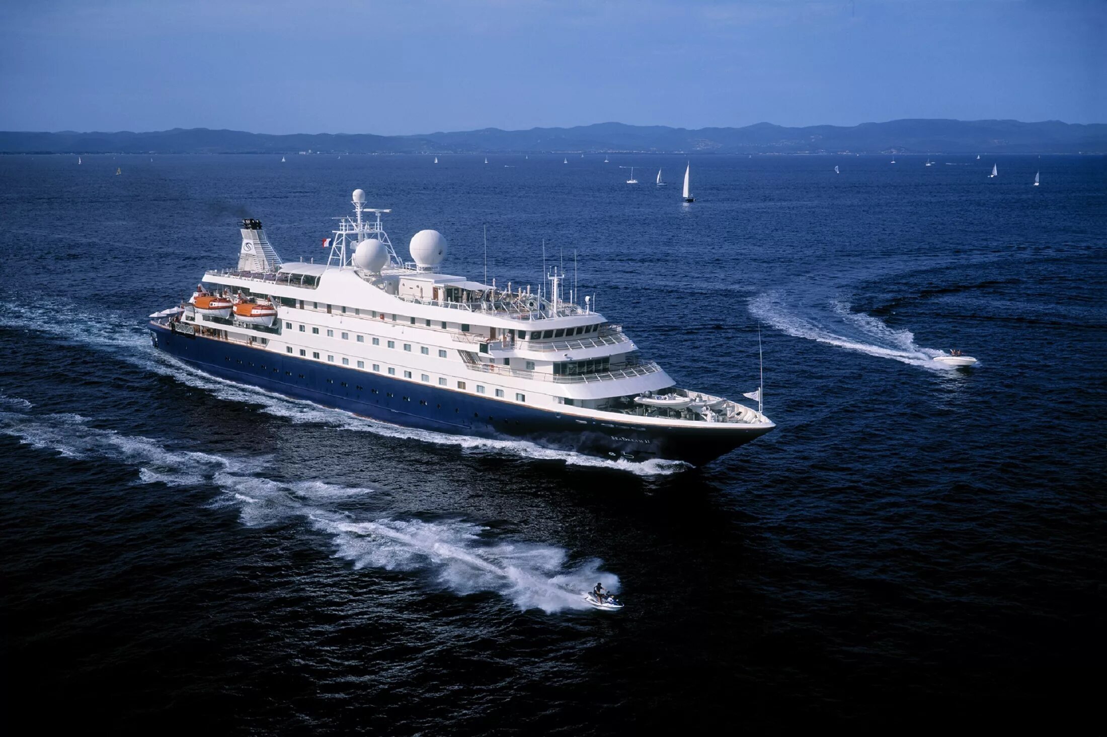 Плавающий корабль. Яхта seadream. современный корабль в море. морские пассажирские суда.