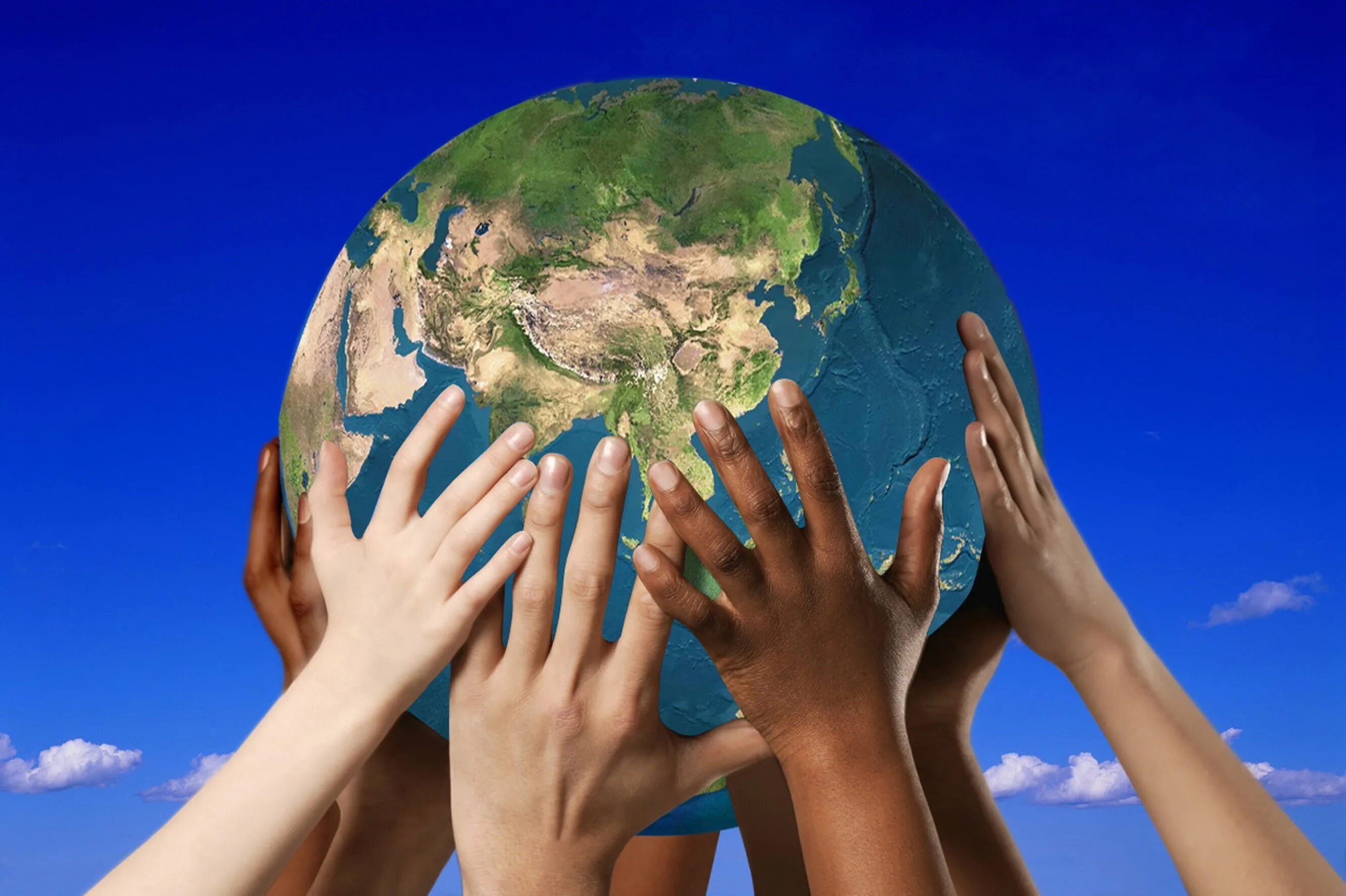 Видео про окружающий мир. Всемирный день социальной справедливости. Планета в руках. Земной шар на ладони. Мир в руках человека.