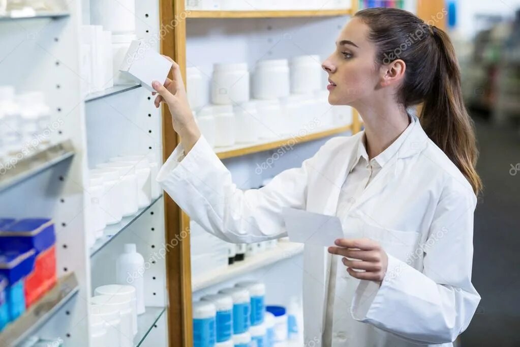 Фармацевт в аптеке. Фармацевт провизор. Аптека картинки. Фармацевт. Помощник фармацевта.