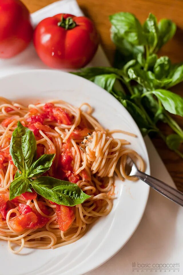 Спагетти. Спагетти с клубникой. Макароны с томатом. Томат паста. Спагетти с перцем