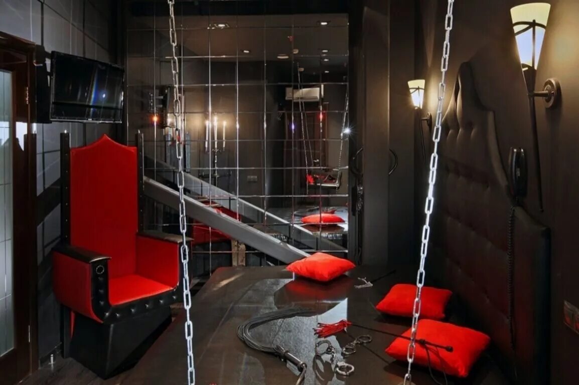 дизайнерская комната для бдсм. подушкин готика арбат. спальня в эротическом стиле.