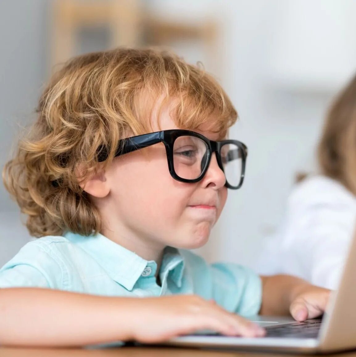Ни учителя. Ребенок за компьютером. Компьютер для детей. Дети за компьютером в школе. Ребенок перед компьютером.