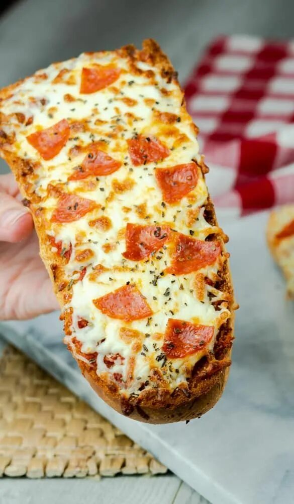 Мини пицца на хлебе. Хлебная пицца. Хлеб и пицца для друзей. Пицца из батона. Хлебная пицца.