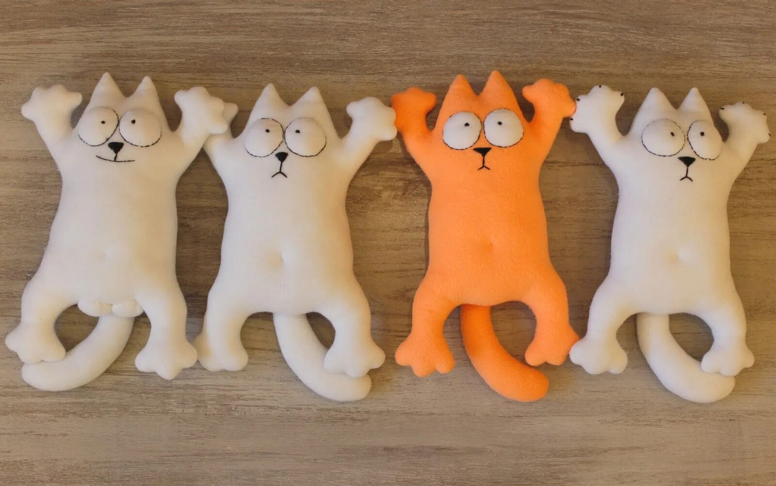 Веселый кот игрушка. Смешные котики своими руками. Забавный котик для интерьера. Прикольные коты текстильные игрушки. Фигура прикольной кошки.