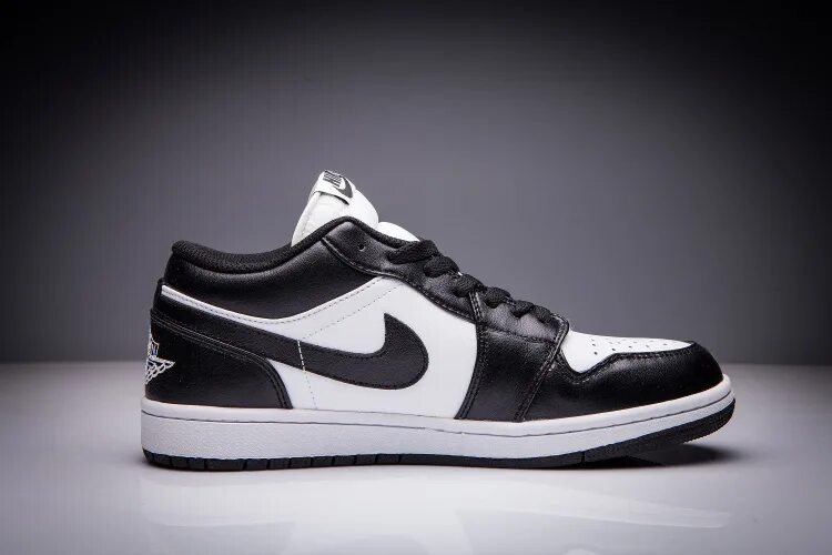 Найк 1 лоу. Nike Air Jordan 1 Low Black White. Nike Air Jordan 1 Low Black. Nike Air Jordan 1 Low. Nike Air Jordan 1 Low White.