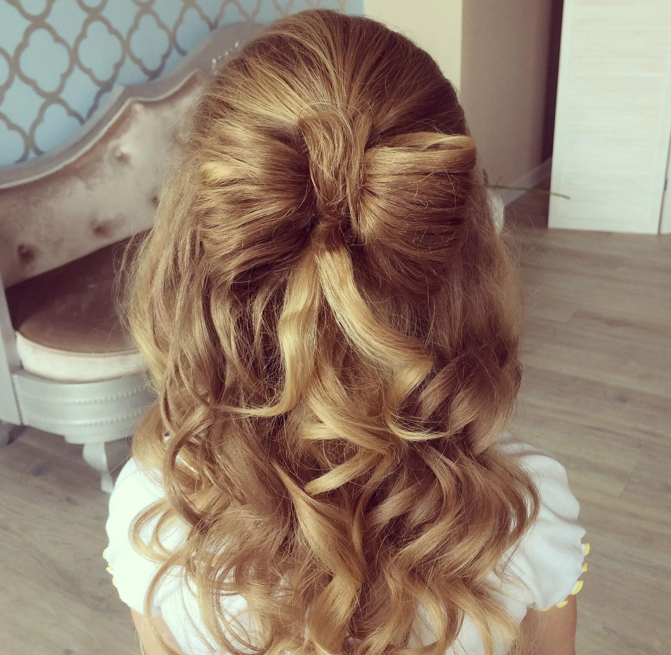 Кудри с бантом. Мальвинка с бантом из волос. Причёска с локонамин а выпускной. Заколки для кудрявых волос. Прическа с локонами с бантиком.