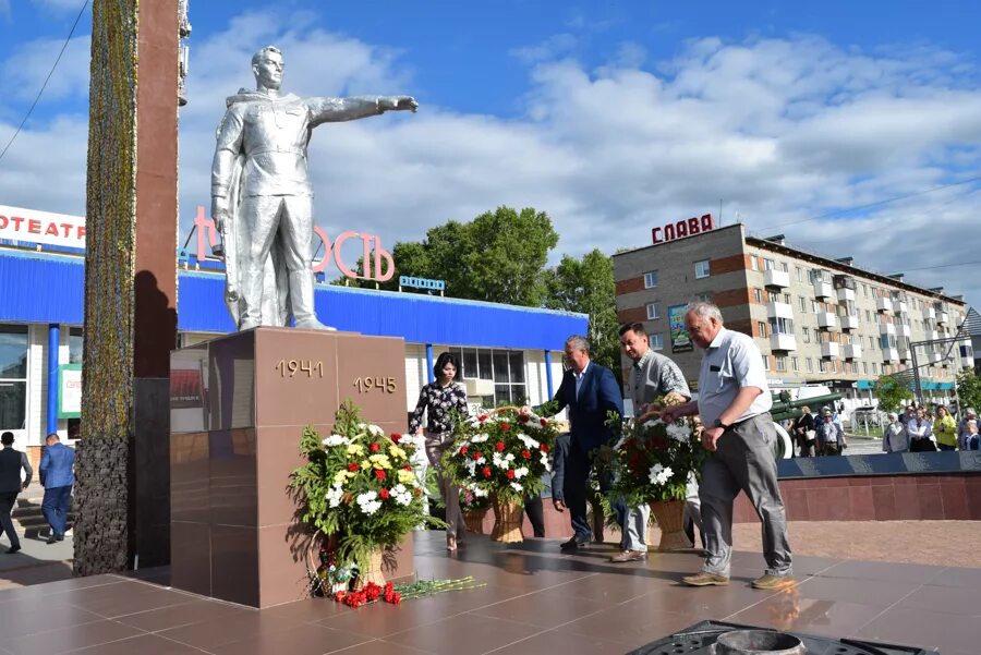 Менделеевск город татарстан. Мечеть тан менделеевск. Город менделеевск республика татарстан. Майский магазин. Татарстан менделеевск достопримечательности.