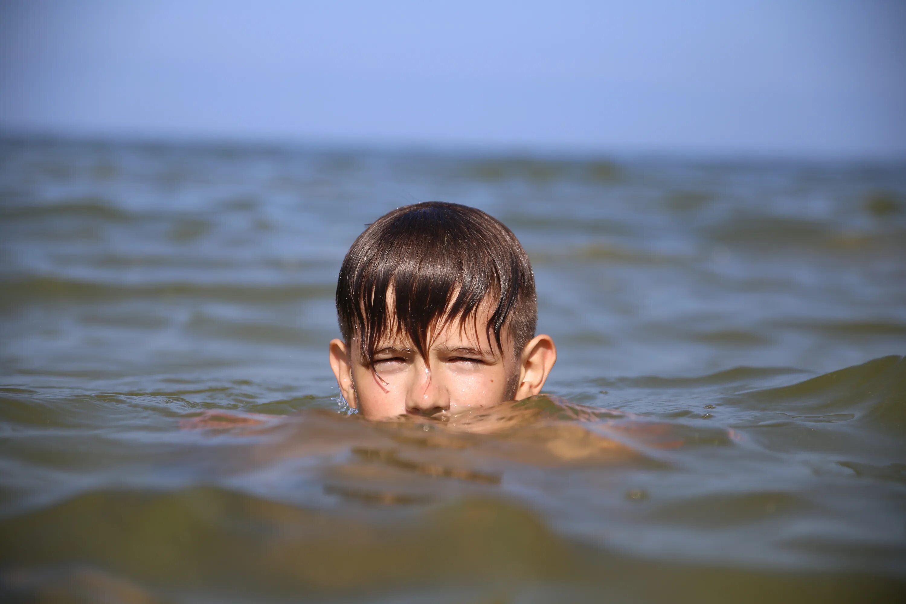 Мальчик купается в море. Дети на море. Мальчик на море. Дети купаются в море.