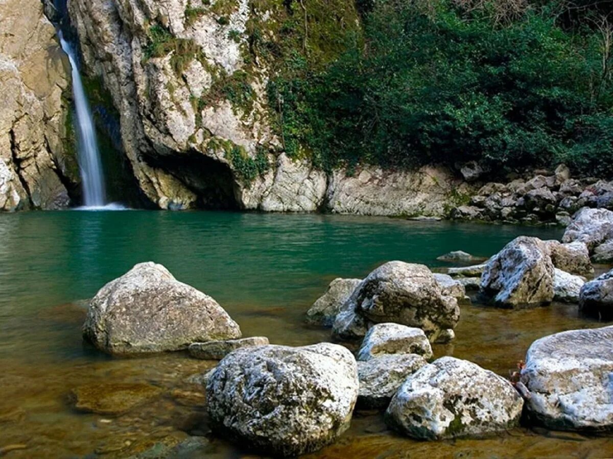 Агурские водопады краснодарский край. Агурское ущелье в Сочи. Агурский водопад Сочи. Агурское ущелье Чертова купель.