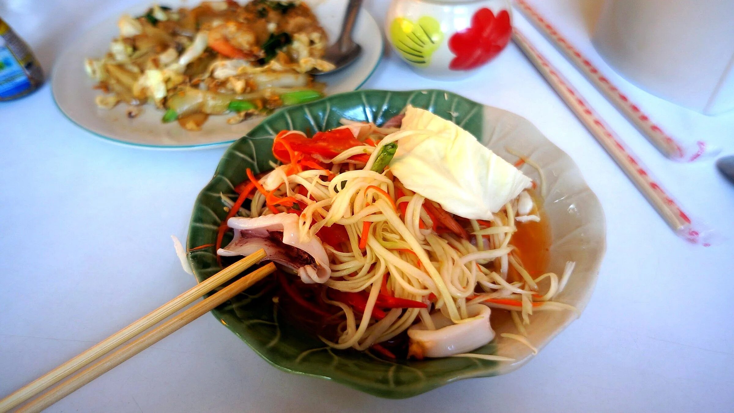 Тайская кухня. Палочки для еды. Азиатская кухня палочки. Блюда которые едят палочками.