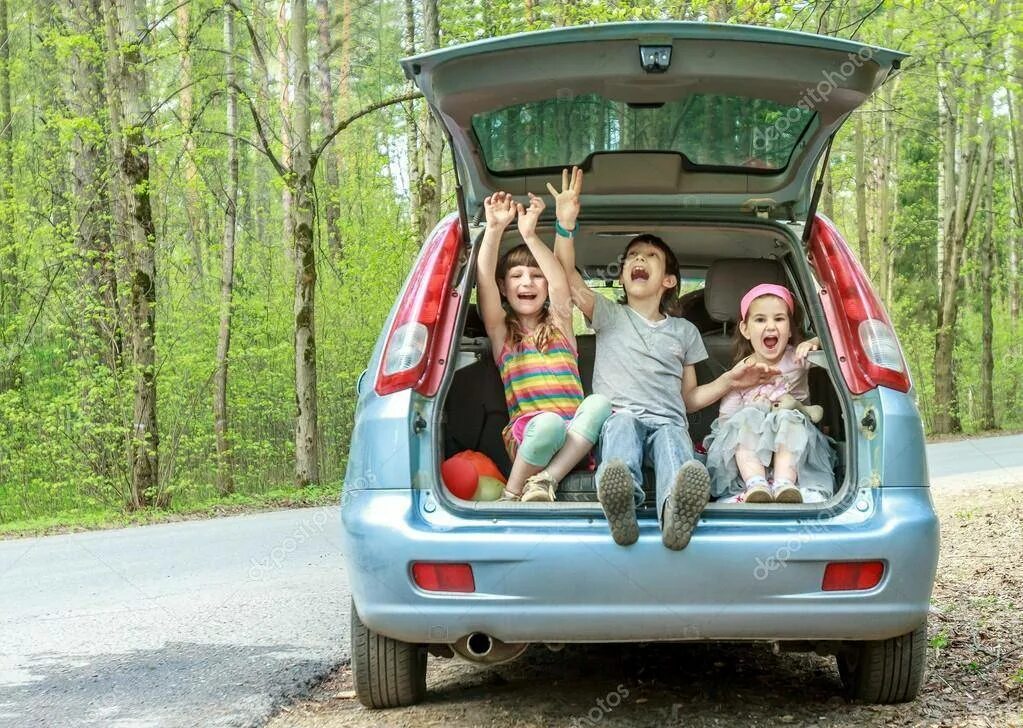 Машина для большой семьи. Семья с автомобилем. Семейный автомобиль для путешествий. Путешествие на машине.