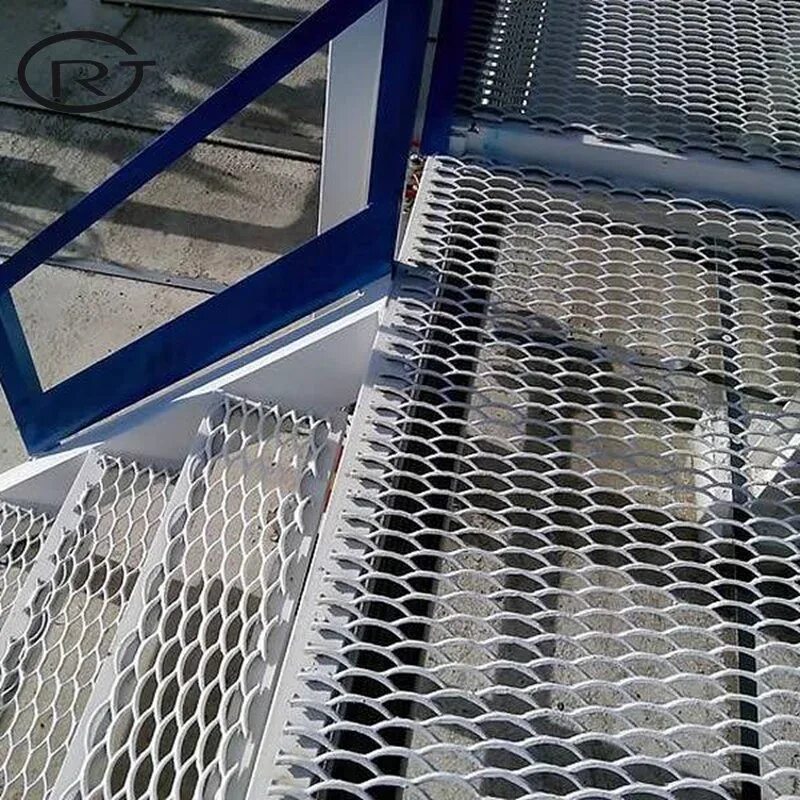 Изготовление изделий в технике просечного металла. Ступень металлическая из листа ПВЛ (600х240х70 мм). Просечно-вытяжной лист ступени. Пандус из просечно-вытяжного листа. Лестница из просечно-вытяжного листа.