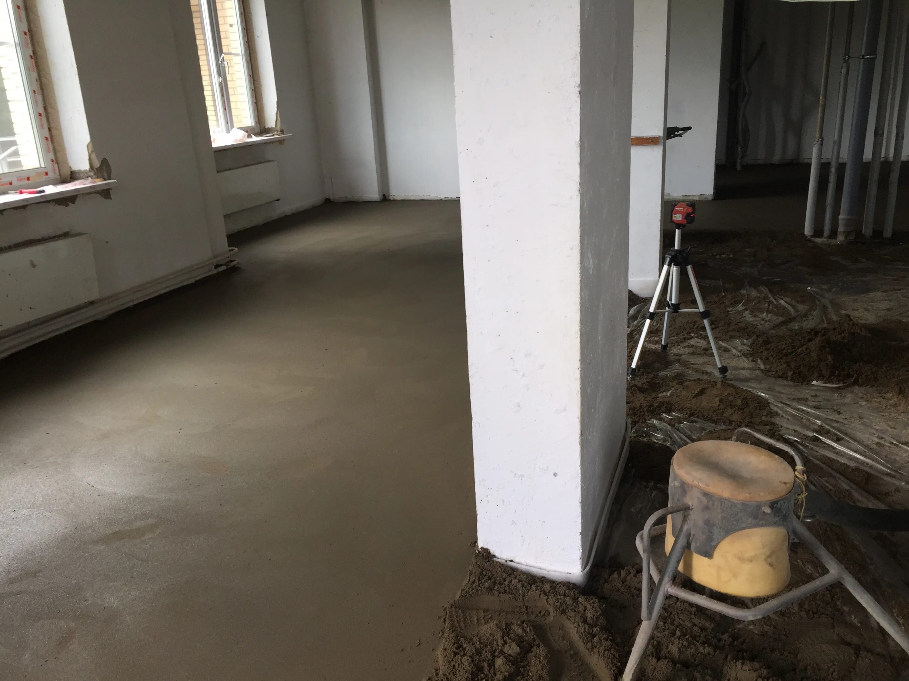 Стяжка пола в новостройке. Стяжка в новостройке своими. Стяжка пола от застройщика. Стяжка черновая новостройка. Полусухая стяжка пола.