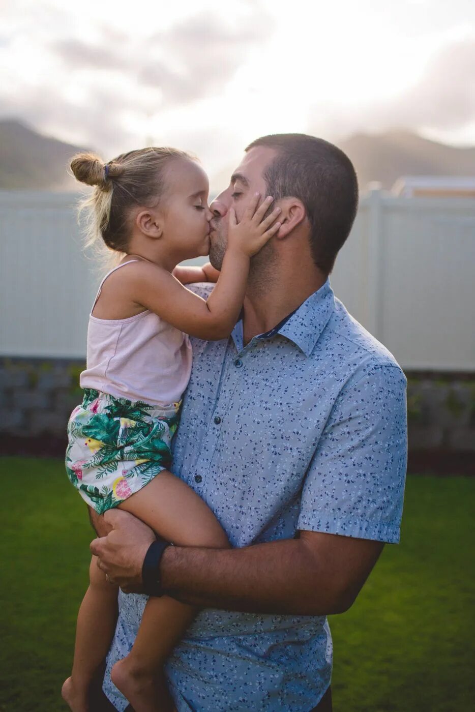 Dad daughter sister. Daddy kissing. Golopiki.