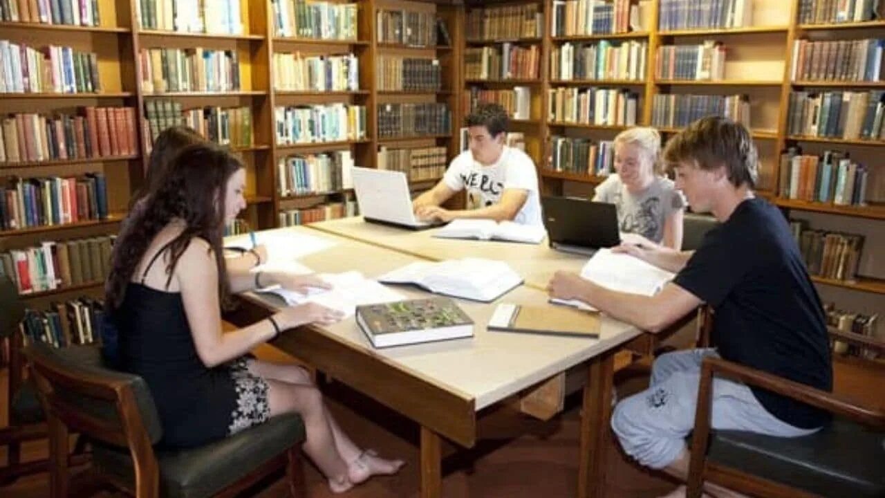 Библиотека студента. Студенческая библиотека. Студенты в библиотеке. Сборище студентов в библиотеке. Студенты в библиотеке темная.