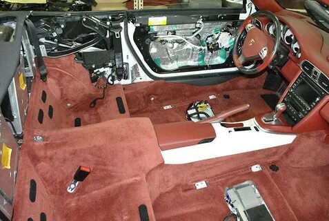 Пол салона автомобиля