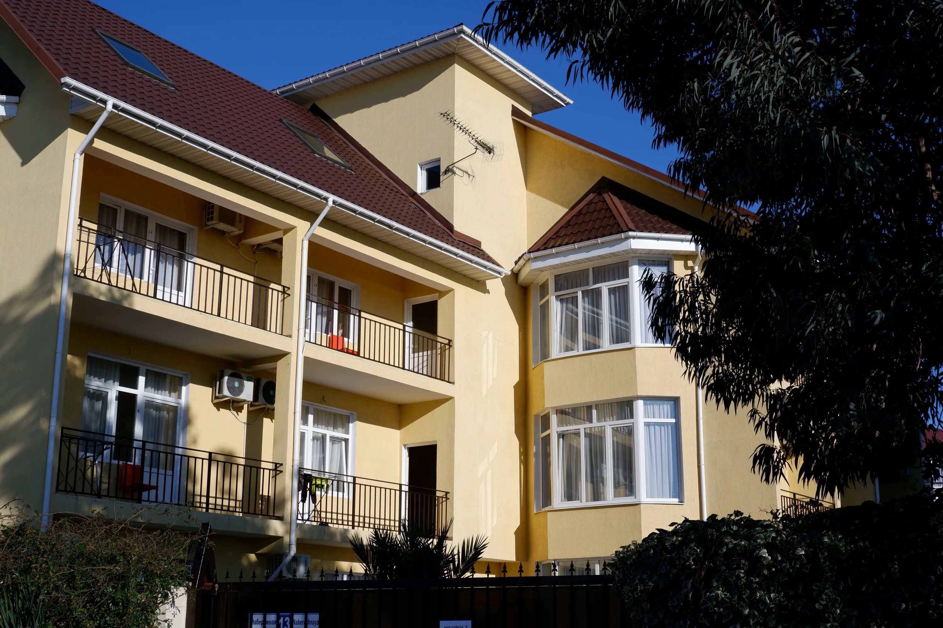 Гостевой дом в сочи адлер имеретинская набережная. Вилла замок адлер набережная 19. Гостиница набережная адлер. Пурпурный замок сочи. Замок гд адлер набережная 19.