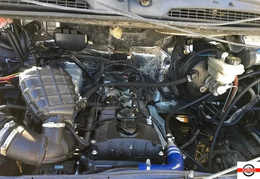 Соболь двигатель 2. 3. 409 двигатель газ соболь. Движок на газель 405. Моторный отсек соболь 405.