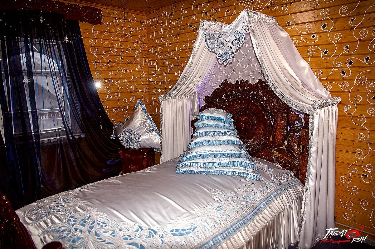 Великий устюг дом деда мороза внутри. Опочивальня на вотчине деда мороза. Спальня деда мороза. Великий устюг резиденция деда мороза внутри. Спальня деда мороза.