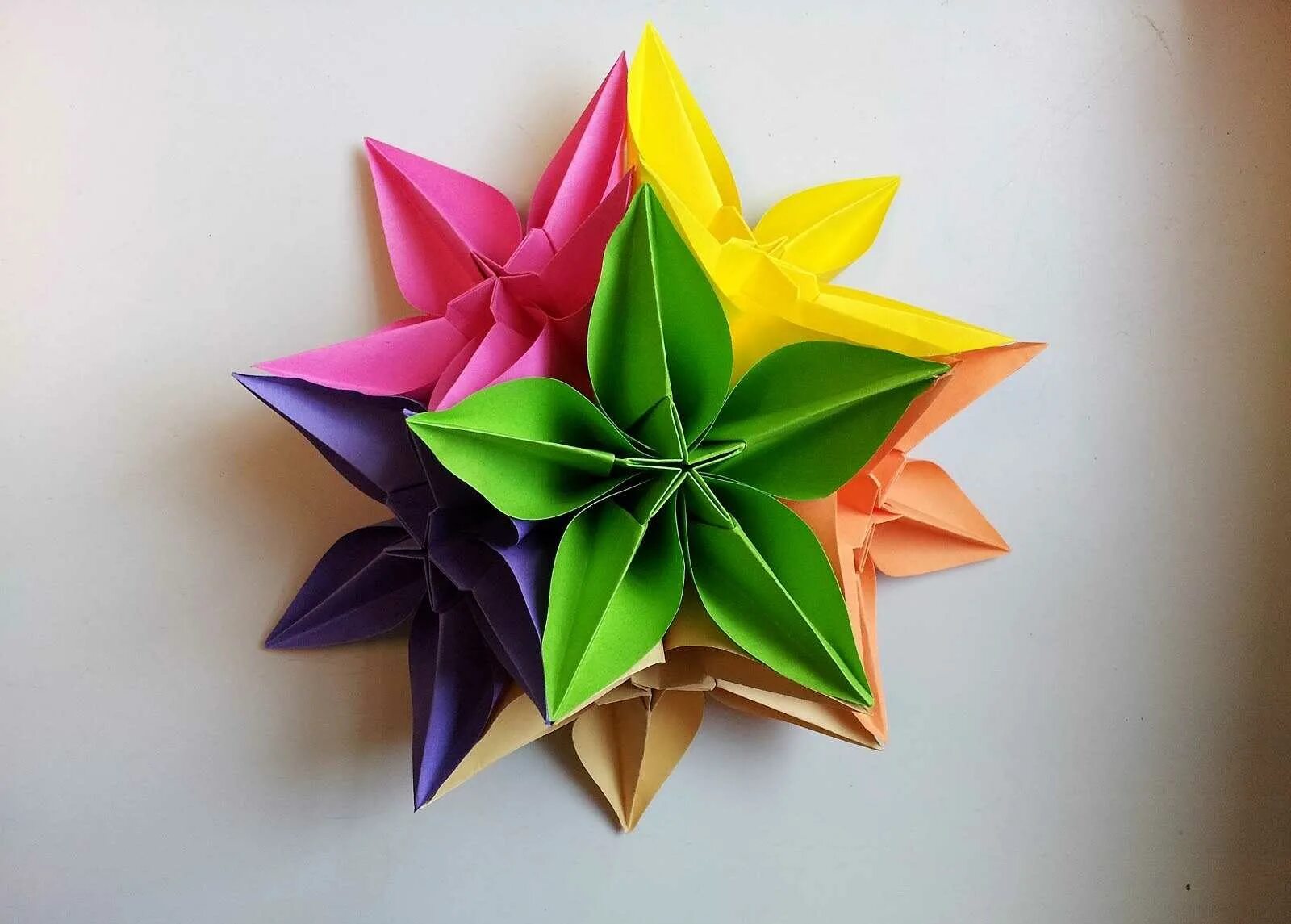 Своими руками сделать объемные поделки. Объемные цветы из бумаги. Цветы из бумаги. Поделка цветы. Цветы из цветной бумаги.
