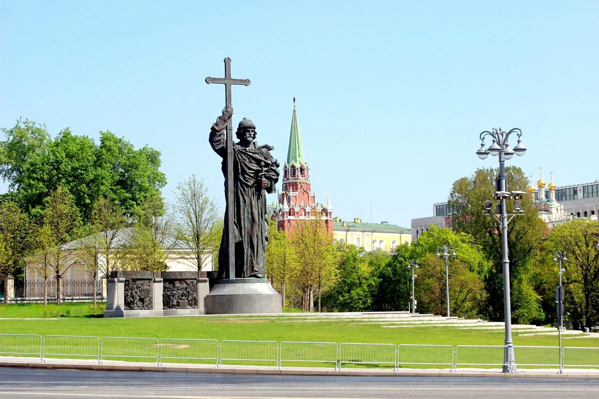 Памятник. Памятник Владимиру Крестителю. Боровицкая площадь памятник Владимиру. Князь Владимир на Боровицкой площади. Памятник князю Владимиру в Москве.