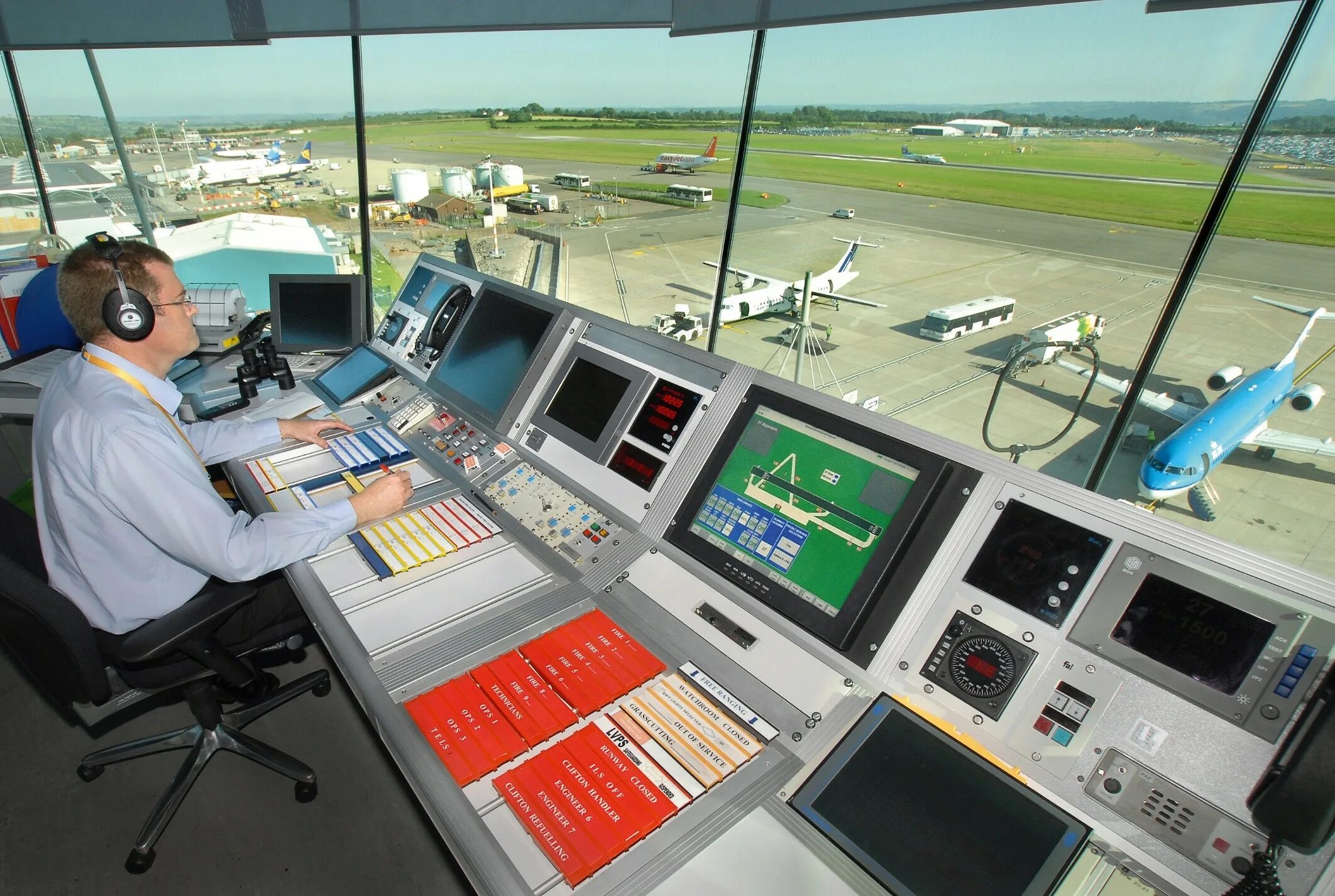 Управление воздушным. Пульт air traffic controller. диспетчер аэропорта. авиадиспетчер. управление воздушным движением.