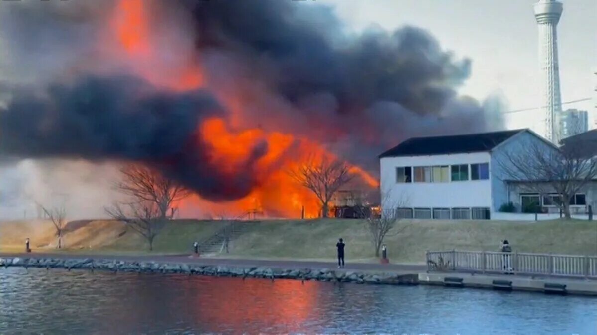 Пожар в токио. Пожары в россии. Город сюри окинава. Пожар в токио. Город в огне.